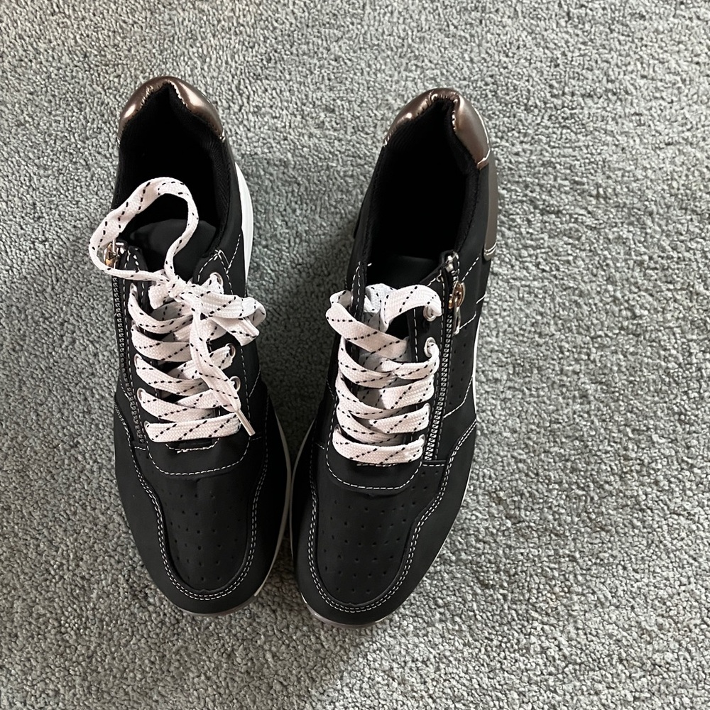 Stylish Black Athletic Shoes for Women